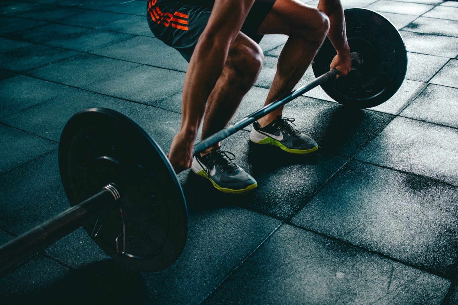Спортсмен готовится к становой тяге